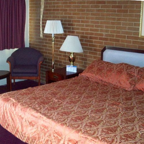 Provo Travelers Inn Room photo